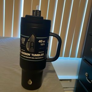 Tumbler , 40 oz brand new, keeps cold for 50 hours